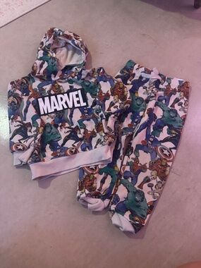 H&M Marvel Comics Avengers 2-Piece Hoodie & Jogger Set - Boys Size 5T